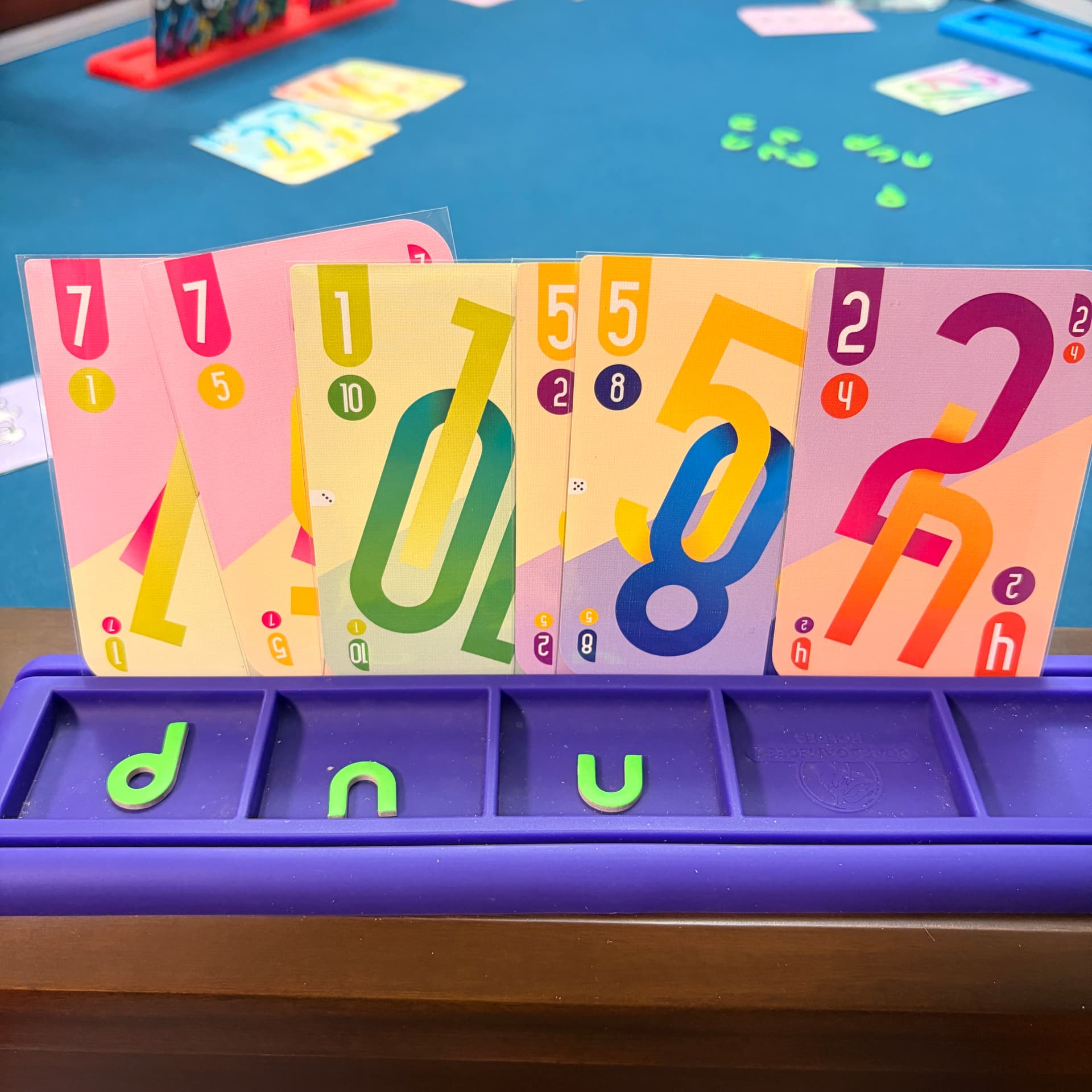 Personas jugando juegos de mesa en una mesa compartida