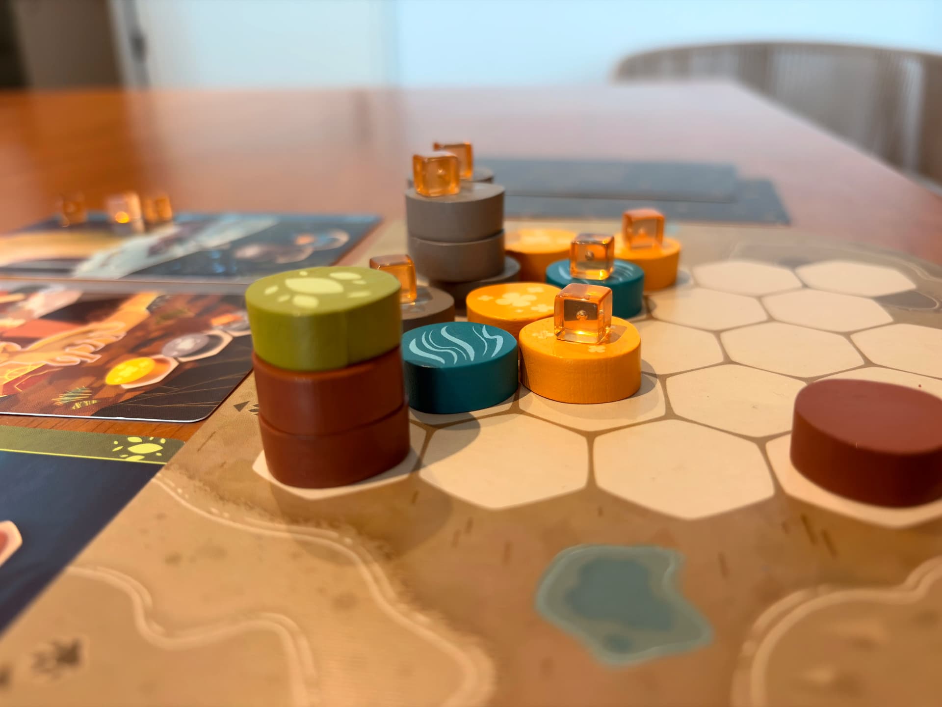 Cajas de juegos de mesa apiladas o abiertas sobre la mesa
