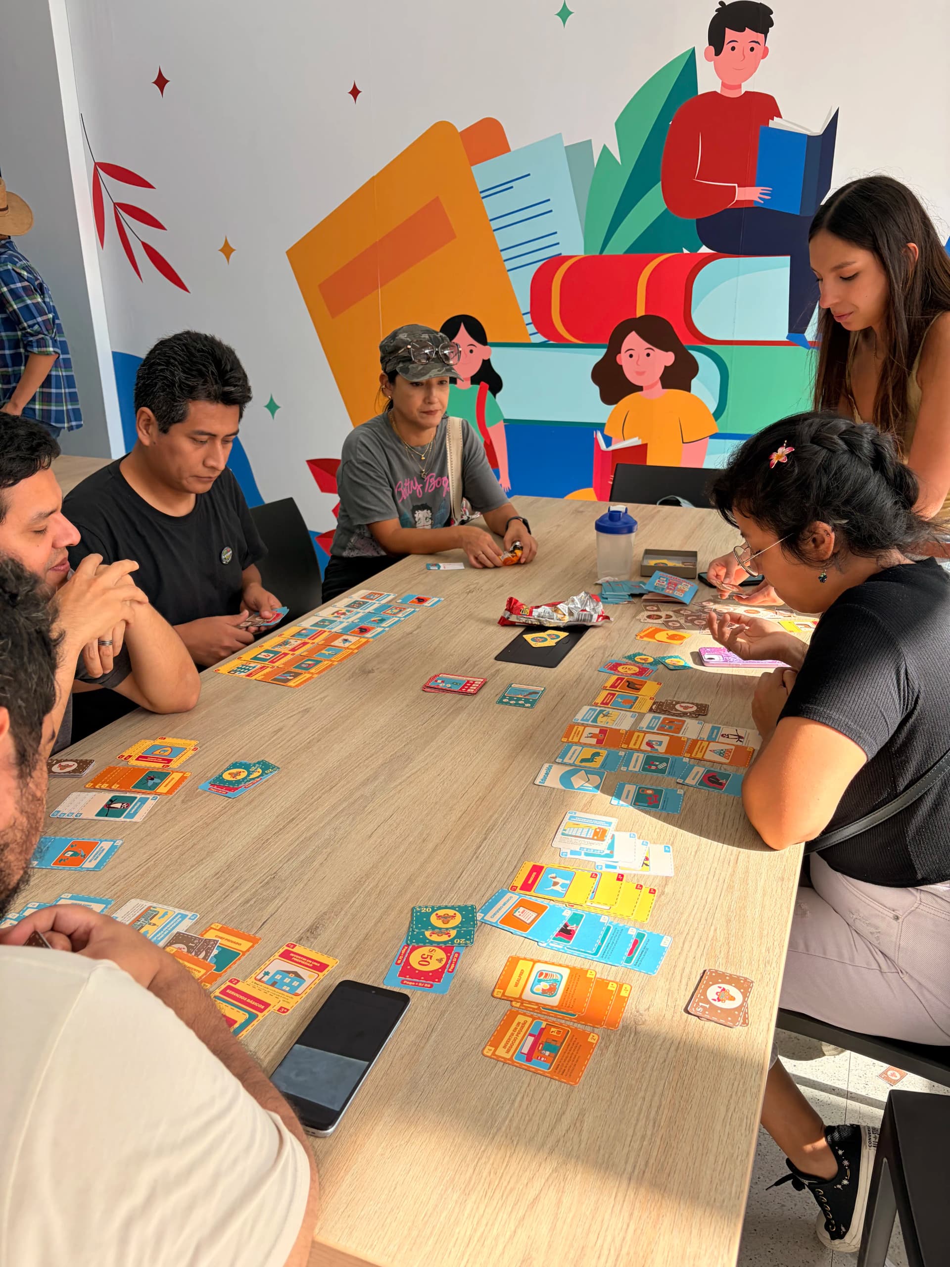 Grupo sonriendo alrededor de un juego de mesa